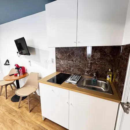 Апартаменты Mini N6 Private Bathroom And Kitchenette