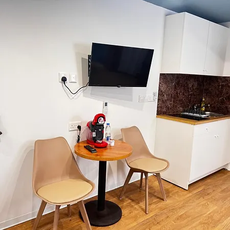 Mini N6 Private Bathroom And Kitchenette Лимасол