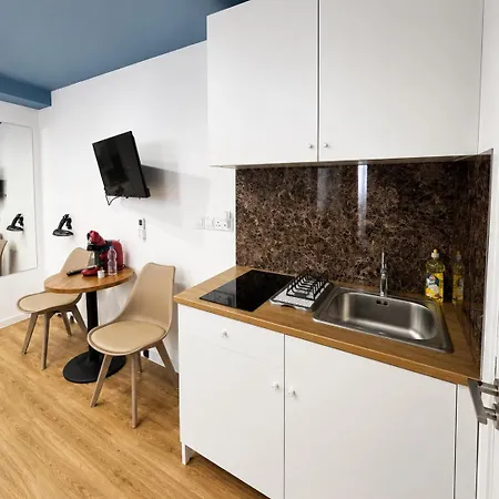 Апартаменты Mini N6 Private Bathroom And Kitchenette Лимасол